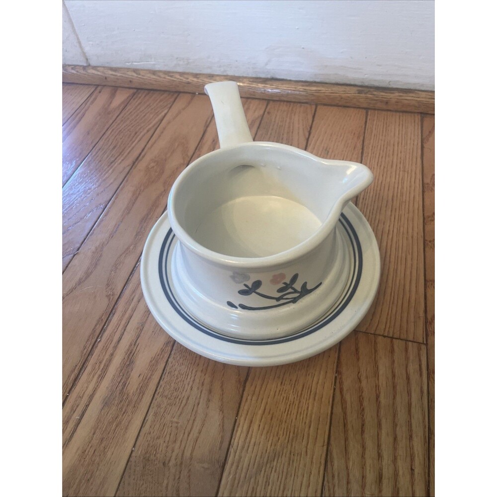 Pfaltzgraff USA Windsong Handled Gravy Boat White Floral Soup Ladle Pour + Plate